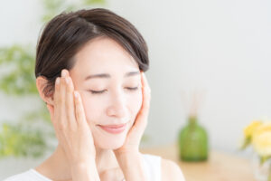 顔に手を当てる女性